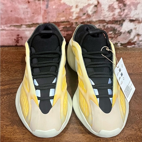 BRAND NEW YEEZY 700 V3 HP5425 SIZE 4.5 - Picture 3 of 8